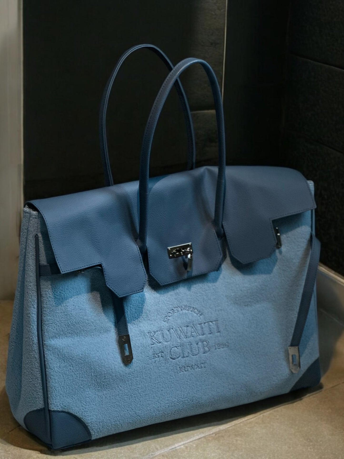 Kuwaiti club tote Bag